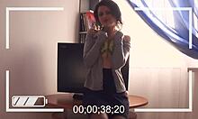 Amatérská brunetka dráždí v domácím videu s roztrhaným oblečením