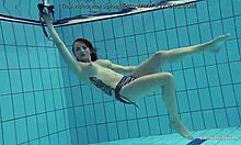 Любительская подросток Катрин раздевается под водой в домашнем видео