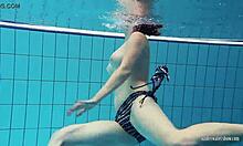 Adolescenta amatoare Katrin se dezbracă sub apă într-un videoclip de casă
