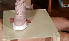 Mi novia femdom domina a su esclavo con botas rosas y tacones altos en un video HD